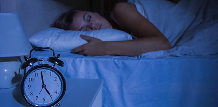 
                                    Uyku felcinin oluşmasına neden olan diğer faktörlere ise şunları diyebiliriz; düzensiz uyku, sırt üstü uyku, psikolojik takıntılar, tansiyon ve kolesterol, panik atak, sigara ve alkol kullanma, uykuya dalma zamanının aşırı uzun olması ve aşırı kaygı.
                                
