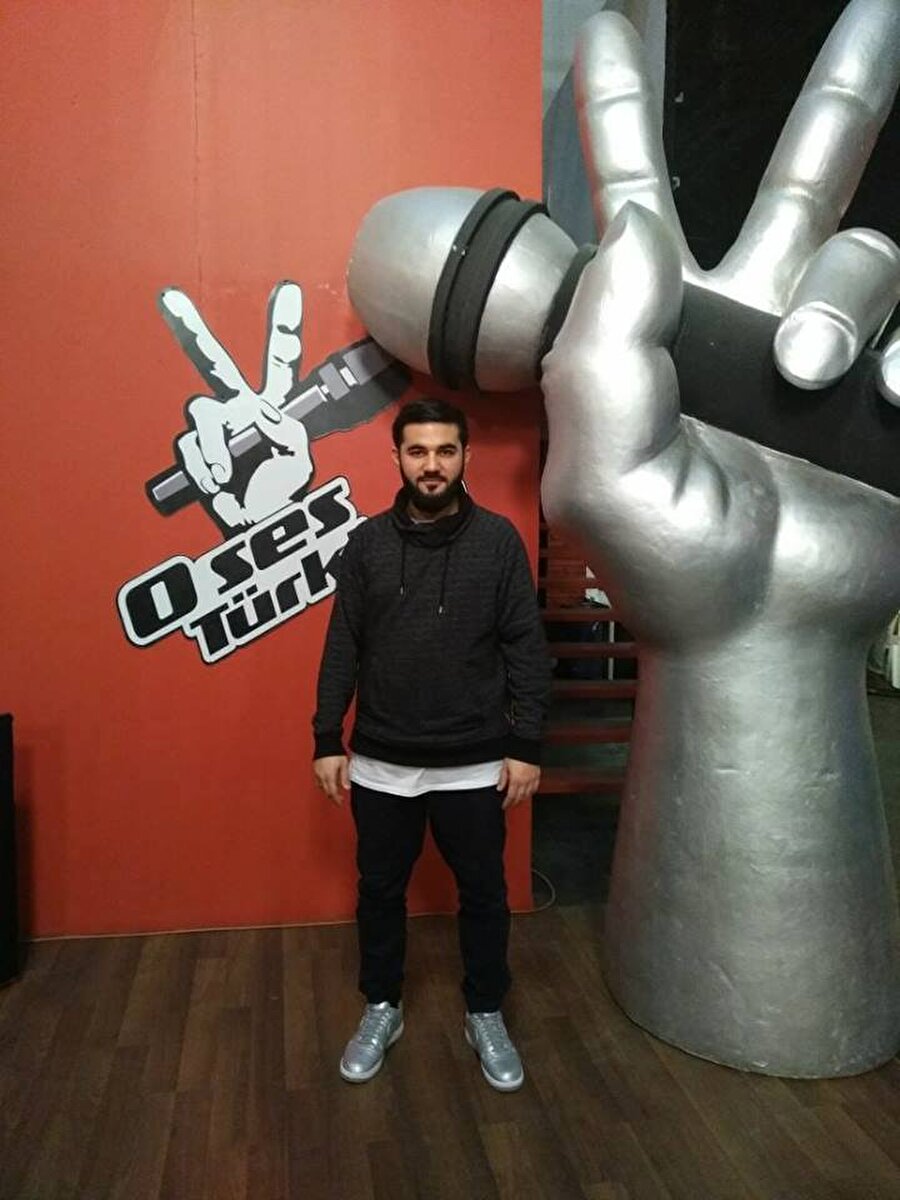 En meşhur şarkısı ise "Çocukluğum" oldu. O şarkıda geçen her bir söz ise yaşadıklarını anlatıyor. Bunu kendisi söylüyor elbette: "Bağcılar'da doğdum, Güngören'de büyüdüm... Vefam var"

                                    
                                