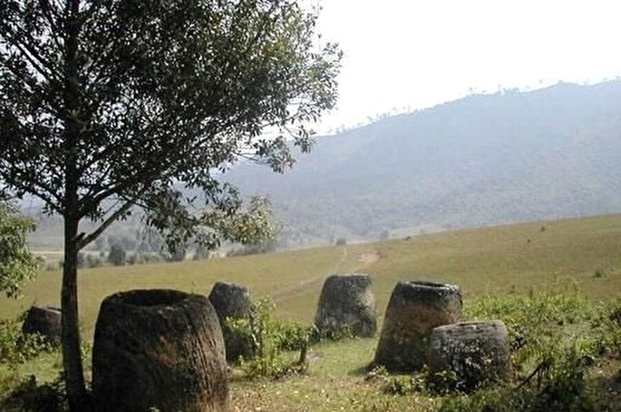 Kase şeklinde koca taşlar

                                    
                                    
	Güneydoğu Asya'nın en gizemli yeri sayılıyor. Laos'un kuzeyinde bir dağın eteklerinde bulunan dev kaseler bilim adamlarının kafalarını karıştırdı.

Her biri tonlarca ağırlıktaki bu taştan oyulmuş kaselerin yaklaşık 4 bin yıl öncesine ait oldukları tahmin ediliyor. Bunların kimler tarafından hangi amaçla yapıldıkları ise hâlâ çözülemedi.
                                
                                