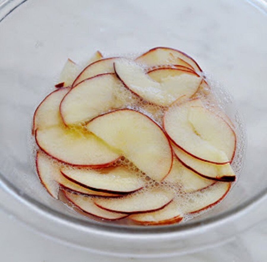 Elmaları büyük bir cam kaseye yerleştirin ve mikrodalga fırında 3 dakika pişirin. Eğer arzu ederseniz elmaları mikrodalgaya koymak yerine, küçük bir tencerenin içine yerleştirin ve üzerini geçecek kadar su ilave ederek orta ateşte kaynamasını ve elmaların yumuşamasını bekleyin. Bazı dilimleri test edin. Eğer dilimler hala büküldüğü zaman kırılıyorsa pişirmeye devam edin. Bu yöntem ile pişirme süresi yaklaşık 5-10 dakikadır. 
