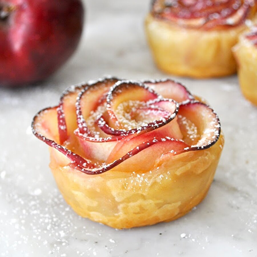 Çıtır çıtır ve çok lezzetli elmalı gülleri üzerine tarçın ve pudra şekeri ilave ederek servis edebilirsiniz.
