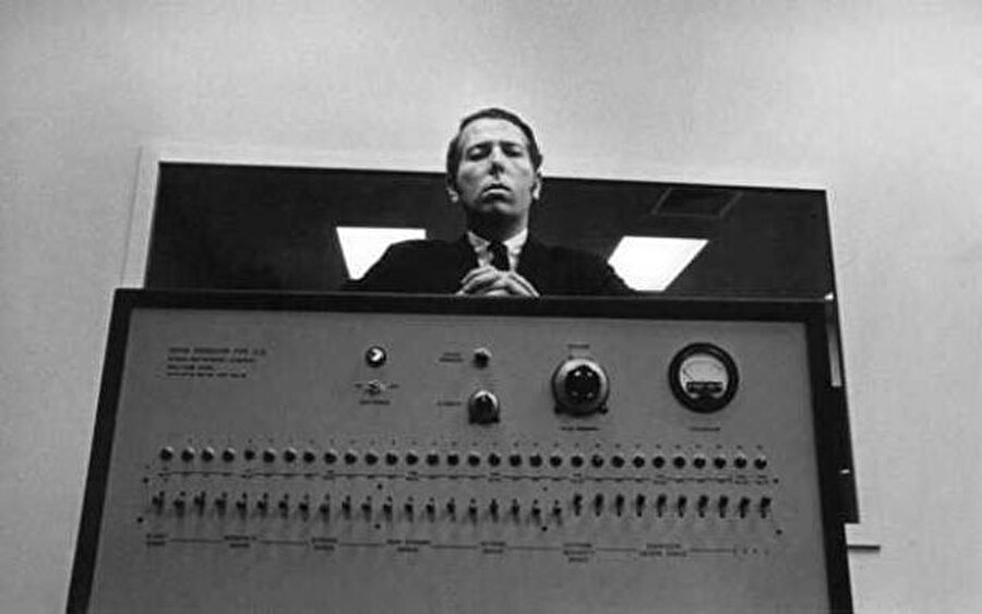 
                                    
                                    
                                    
                                    Miligram Deneyi Stanley Milgram 1963 yılında, Yahudi soykırımının 'neden' olduğunu anlamak adına bir plan yaptı.Topladığı deneklere bunun öğrenmeyle ilgili bir deney olduğunu, onları bir odada sorguya alacaklarını yanlış cvp vermeleri halinde, onlara elektrik verecekleri söylendi.
                                
                                
                                
                                
