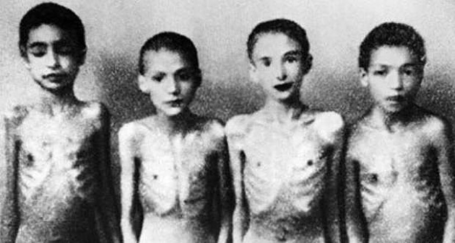 
                                    
                                    
                                    
                                    Josef Mengele'nin yaptığı bir diğer deney ise kampa gelen cücelerle olmuştur. Romanyalı beşi kız, yedi Yahudi cüce kardeş, İkinci Dünya Savaşı'nın en yoğun olduğu dönemde, Dr. Mengele'nin eline düştü. Rozika, Franziska, Avram, Frieda, Micki, Elisabeth ve Perla Ovitz kardeşler, doğuştan gelen cüceydiler.
                                
                                
                                
                                