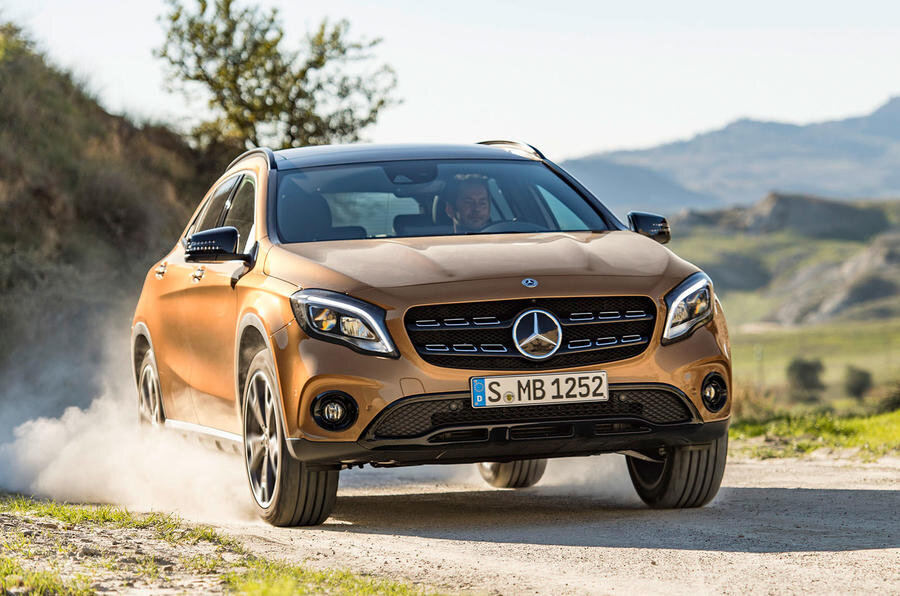 Mercedes-Benz GLA
Sınıfının(SUV) en başarılı modelleri arasında gösterilen Mercedes-Benz GLA yenilenen sportif modeliyle oldukça etkileyici bir tasarıma kavuşmuş. Off-road donanımla gelen aracı 30 mm daha yüksek bir şekilde almak mümkün. 

Hands Free Access ve 360 kamera sistemine sahip araç bu sınıfta bu özelliklere sahip tek model olarak karşımıza çıkıyor.