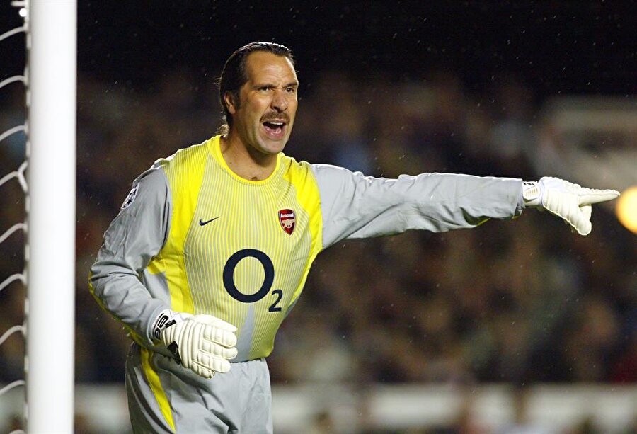 2002 yılında ise Arsenal’dan bir telefon aldı ve David Seaman’ın yerine geçmesi için teklif geldi.

                                    
                                