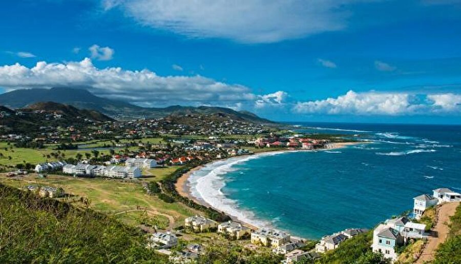 Saint Kitts ve Nevis
Dünyanın belkide ilk (1984) yatırım karşılığı vatandaşlık verme uygulamasını hayata geçiren ülkesi Saint Kitts ve Nevis, Karayiplerde bulunuyor. 

Nufüsu yaklaşık 51.000 olan bu ada grubunun ana dili İngilizce ve en büyük gelir kaynaklarından birisi de turizm. 2013 yılında ülkeyi 700.000'den fazla turist ziyaret etmiş.

Saint Kitts ve Nevis, vatandaşlık verme şartı olarak ülkesine 250.000 dolarlık bir yatırım öne sürüyor. İkinci bir alternatif olarak 400.000 dolar değerinde gayrimenkul alımına da vatandaşlık vermeyi kabul ediyor.
