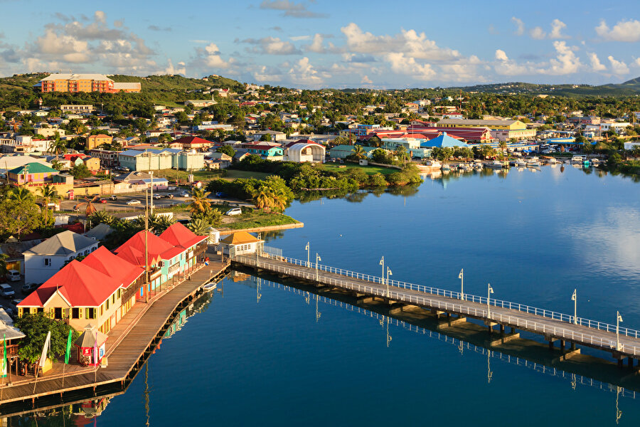 Antigua ve Barbuda
250.000 dolarlık bir yatırım ya da 400.000 dolarlık bir emlak alımı ile vatandaşlık vermeyi taahüt eden “Antigua ve Barbuda” isimli bu ülkede, vatandaşlık verme işlemleri ilk olarak 2013 yılında başlamış.

Ülke karayiplerin en ucunda 2 küçük adadan oluşmakta ve 91.000 nufüsu bulunmakta.
