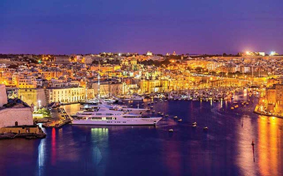Malta
Avrupa Birliğine tam üye olması sayesinde tüm dikkatleri üzerinde tutan bu adada, yaklaşık 500.000 kişi yaşamaktadır. Adada genel olarak konuşulan dil İngilizce olsa da Maltaca adanın resmi dilidir.

Malta'dan vatandaşlık alabilmeniz için, 650.000 EUR değerinde bir yatırım yapmanız gerekmekte. Herhangi bir şekilde orada bulunmanız ya da ikamet etme mecburiyetiniz bulunmuyor.

Malta pasaportuna sahip olduğunuzda bir Avrupalının rahatça seyahat edebildiği tüm ülkelere sizde seyahat edebiliyorsunuz.
