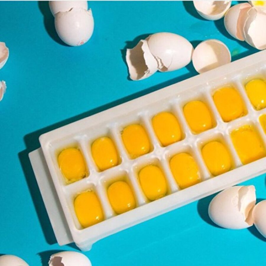 Yumurtaları atmayın
Bazı yemeklerde sadece yumurtanın akı kullanılır. Kalan sarıları ise atmamak için onları da süt gibi dondurabilirsiniz.