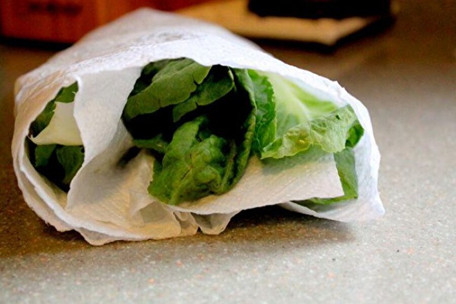 Marulları kağıt havluya sarın
Marul ve göbek salata yapraklarının uzun süre taze kalmasını istiyorsanız, yaprakları havlu kağıtlara sarın.