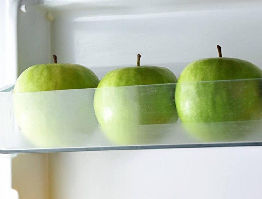 Elmaları aylarca saklayabilirsiniz
Doğru sakladığınız zaman elmalar aylarca bozulmadan durabilir. Önemli olan elmaların birbirine temas etmemesi.