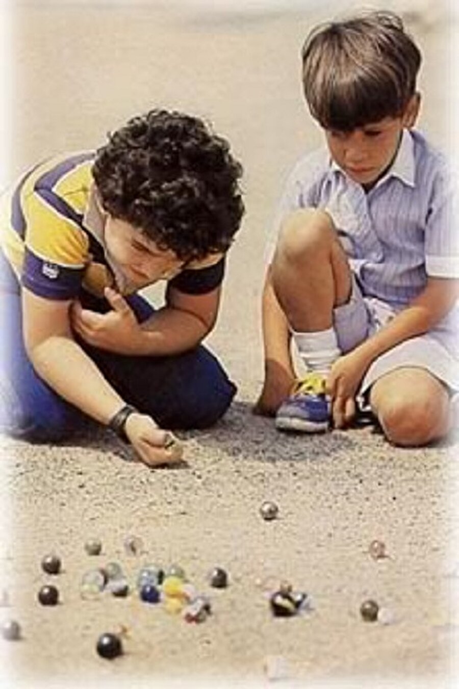 Hele bir de yakın arkadaşınızla aynı mahallede oturuyorsanız işte size keyif! Bahçede sallanan o hamaktan yere rastgele atılmış misketleri toplamak bizim Survivor'ımızdı mesela.
Çıkmaz sokakta paten kaymak, yokuştan kışın poşetle kaymak… İlkbahar geldi mi yan apartmanın erik ağaçlarına küçük operasyonlar yapmak… Haftada bir de apartman girişinde ekmek araları hazırlayıp piknik yapmak...