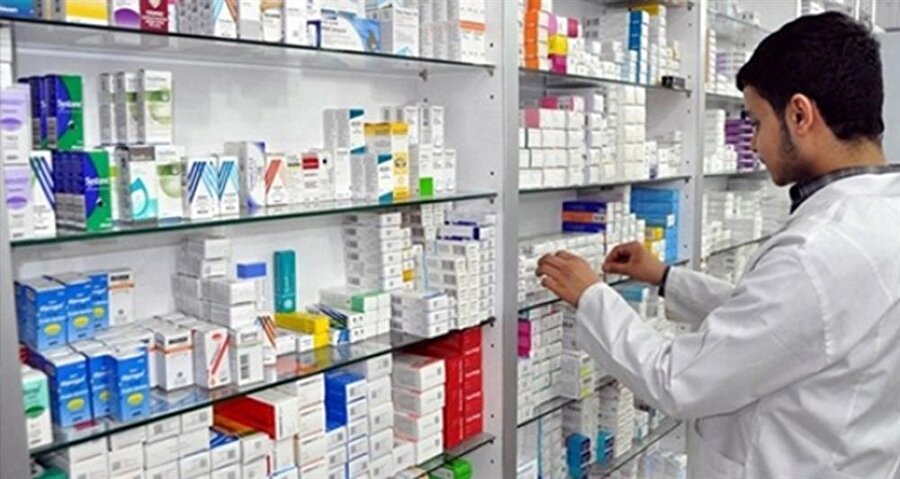 Sen şu ağrı kesiciyi ver ben yarın yazdırırım samimiyetine ulaşabildiğiniz mahalle eczanesi… Arka tarafında az iğne yememişsinizdir. Hatta eve bile gelir size iğne yapmak için.
Eğer genç çırağı varsa bir de anneanneler arar Özgür oğlum benim ilaçları yazdırdım bir getiriver…