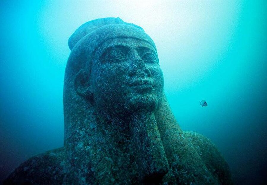 İşte tanrı Hapi'yi tasvir eden kırmızı granitten oyulmuş bir heykelin başı. Hapi, Nil sel suları tanrısı olarak bilinir. Hapi bolluğun ve doğurganlığın sembolüdür ve daha önce hiç böyle geniş ölçekte keşfedilmemişti.