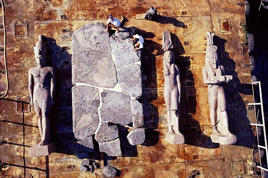 Burada firavun, kraliçe ve tanrı Hapi, bir tapınak stelinin yanına konuldu. Mezar M.Ö. 2. yüzyıla kadar uzanıyor, 17 parçaya bölünmüş olarak bulundu ancak hepsi tekrar bir araya getirildi.
