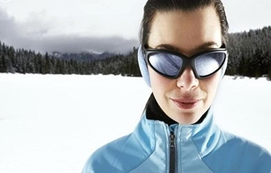 Gözlük kullanmamak kar körlüğüyle sonuçlanabilir
“Kışın güneş gözlüğü kullanılmaz” düşüncesi her yıl özellikle kar döneminde çok sayıda kişinin kar körlüğü problemi yaşamasına neden olabiliyor. Çünkü kışın, güneşin etkisinin hissedilmemesi ultraviyole ışınlarına maruz kalındığı gerçeğinin göz ardı edilmesine yol açabiliyor. Karlı zeminden göze yansıyan bu zararlı ışınlar da beraberinde kar körlüğünü getirebiliyor.

 Kar körlüğü gözde kuruluk hissi, ışığa karşı hassasiyet, gözde batma ve sulanma gibi şikâyetlere neden olabiliyor. İstem dışı kasılan göz kapakları da görmenin azalmasına yol açabiliyor. Bu belirtiler ise kar ve güneşle temastan sonraki 6 ile 12 saat arasında ortaya çıkmaya başlıyor. 