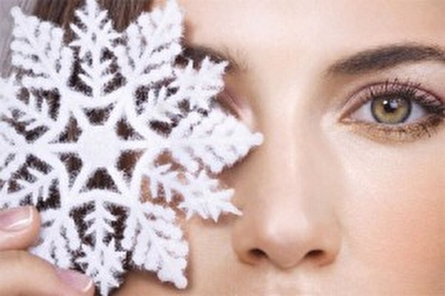 İhmal edilmemeli, uzman müdahalesi şart
Yaşanan kar körlüğü belirtileri mutlaka bir göz hastalıkları uzmanına başvurmayı gerektiriyor. Ancak birkaç gün içerisinde belirtileri hafifleyen kar körlüğü, önemsiz algılanmaya ve uzman desteğini ertelemeye neden olabiliyor.

Fakat bilinmelidir ki, müdahale edilmeyen kar körlüğü tüm belirtileri daha da riskli boyutlara taşıyabiliyor. Kar körlüğünün tedavisinde ise suni gözyaşı takviyesi uygulanabilir, gözü kapatarak üzerinden soğuk kompres yapılabilir. Ağrılı durumlarda ağrı kesici ilaçlar önerilebilir, ağrı derecesi yüksek ise göz, göz bandı ile kapatılabilir. Böyle durumlarda gözü kesinlikle kaşımamak gerekir. 

Kontakt lens kullanan hastalar ise bu gibi şikayetleri fark ettiğinde hemen lensleri çıkarmalı ve güneşli ortamdan uzaklaşarak karanlık bir odaya geçmelidir