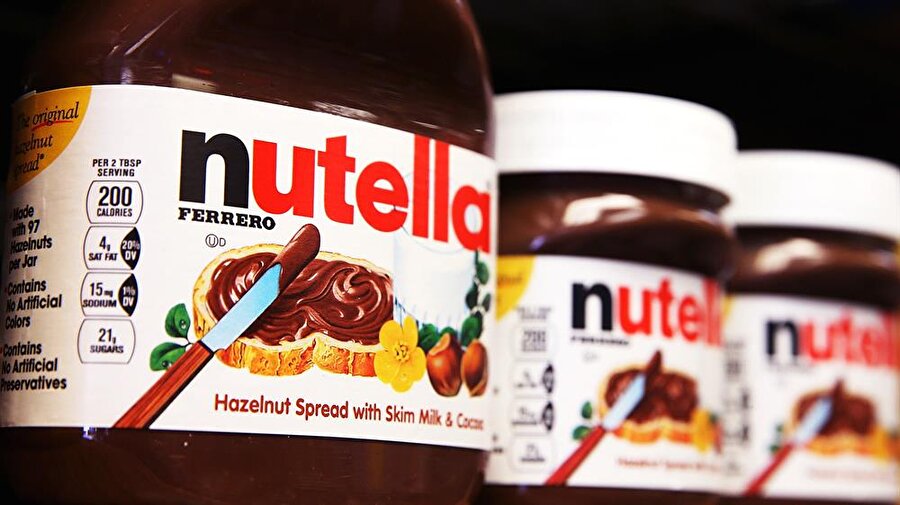 Konu ile ilgili Ferrero Türkiye'den ise yazılı bir açıklama geldi. 

                                    
                                    
                                    "Nutella kesinlikle kanserojen madde içermemekte" denilen açıklamanın devamında şöyle denildi: " Avrupa Gıda Güvenliği Kurumu'nun (EFSA), 200 derece üzerinde ısıtılan palmiye yağının diğer bitkisel yağlardan daha tehlikeli olduğunu açıklamasının ardından, İtalya'da palmiye yağı içeren Nutella kavanozlarının raflardan inmeye başladığı yönündeki haberler gerçeği yansıtmamaktadır.

Nutella kesinlikle kanserojen madde içermemekte ve EFSA'nın açıklamaları Nutella'ya yönelik değildir. Ayrıca Nutella hiçbir ülkede raflardan indirilmemiştir. İtalyan süpermarket zinciri 'Coop' kendi markasını raflardan çekmiştir.

Hem Türkiye hem de Dünya'da gıda ürünlerinde kullanılabilecek bitkisel yağ çeşitleri yasal mevzuatlar ile belirlenmiştir. Palm yağı bu anlamda Avrupa Birliği mevzuatlarına da uygun olarak çikolatalar, kekler,bisküviler, dondurmalar, cipsler gibi pek çok farklı ürün grubunda ülkemizde de kullanılmaktadır.

EFSA'nın raporu, çok sayıda gıda ürünü ve yağlar üzerindeki kontaminantlara yönelik analizleri içermektedir. Hazırlanan raporda, kontaminantların varlığının, kullanılan sıvı ve katı yağların yanı sıra, bunların maruz kaldığı işlemlerle ilgili olduğunu da bildirmiştir. EFSA'nın raporu Nutella'ya yönelik değildir. Ferrero olarak tüm ürünlerimizin güvenli olduğu hususunu bir kez daha vurgular ve Nutella'nın İtalya başta olmak üzere Avrupa ve dünyanın dört bir yanında satışlarına düzenli olarak devam ettiğini belirtiriz."
                                
                                
                                