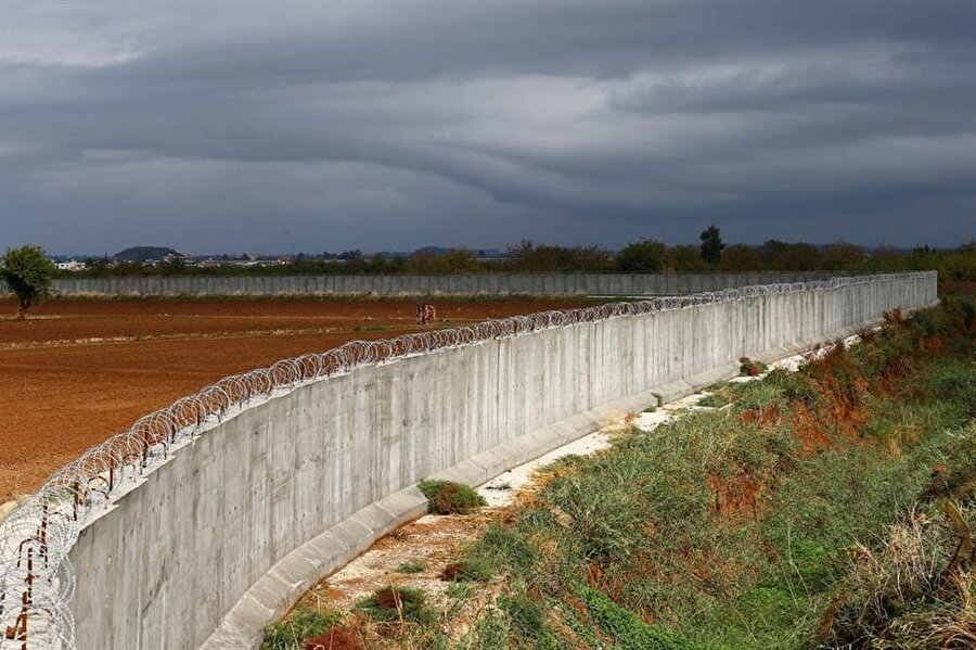 Türkiye-Suriye sınırına örülen dünyanın en uzun 3. duvarının yapım çalışmaları hız kesmeden devam ediyor. 
