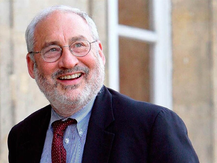 Joseph Stiglitz
9 Şubat 1943 doğumlu ABD'li ekonomist olan Joseph Stiglitz; Columbia Üniverstesi'nde öğretim görevlisidir. 2001 yılında Nobel Ekonomi Ödülü'nü almıştır. Dünya Bankası Başkan yardımcılığı ve Baş ekonomistliği görevlerinde bulunmuştur. Küreselleşme, piyasa tutuculuğu gibi konularda kritik bakış açılarıyla ünlüdür. 
