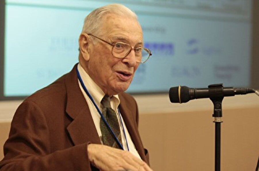 Kenneth Arrow
Dünyanın yaşayan en iyi ve en saygın ekonomisti. 23 Ağustos 1921 doğumlu ABD'li ekonomist Kenneth Arrow; 1972 yılında ekonomi dalında Nobel Ödülü almaya hak kazanmıştır. Neoklasik ekonominin temelini oluşturan pek çok kuramda Arrow'un izlerini bulmak mümkündür. Bugün genel denge teorisinin üzerine oturduğu şablon Arrow-Debreu dengesi olarak adlandırılmaktadır. İmkansızlık teoremi ve Arrow-Pratt katsayısı gibi önemli kayramlar yine o ve arkadaşları tarafından meydana getirilmiştir.