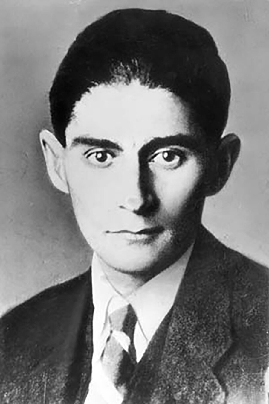 Franz Kafka 
Modern dünya edebiyatının en özgün yazarlarından biridir. “Dönüşüm” adlı eseriyle edebiyat tarihine eşsiz bir eser bırakmıştır.
