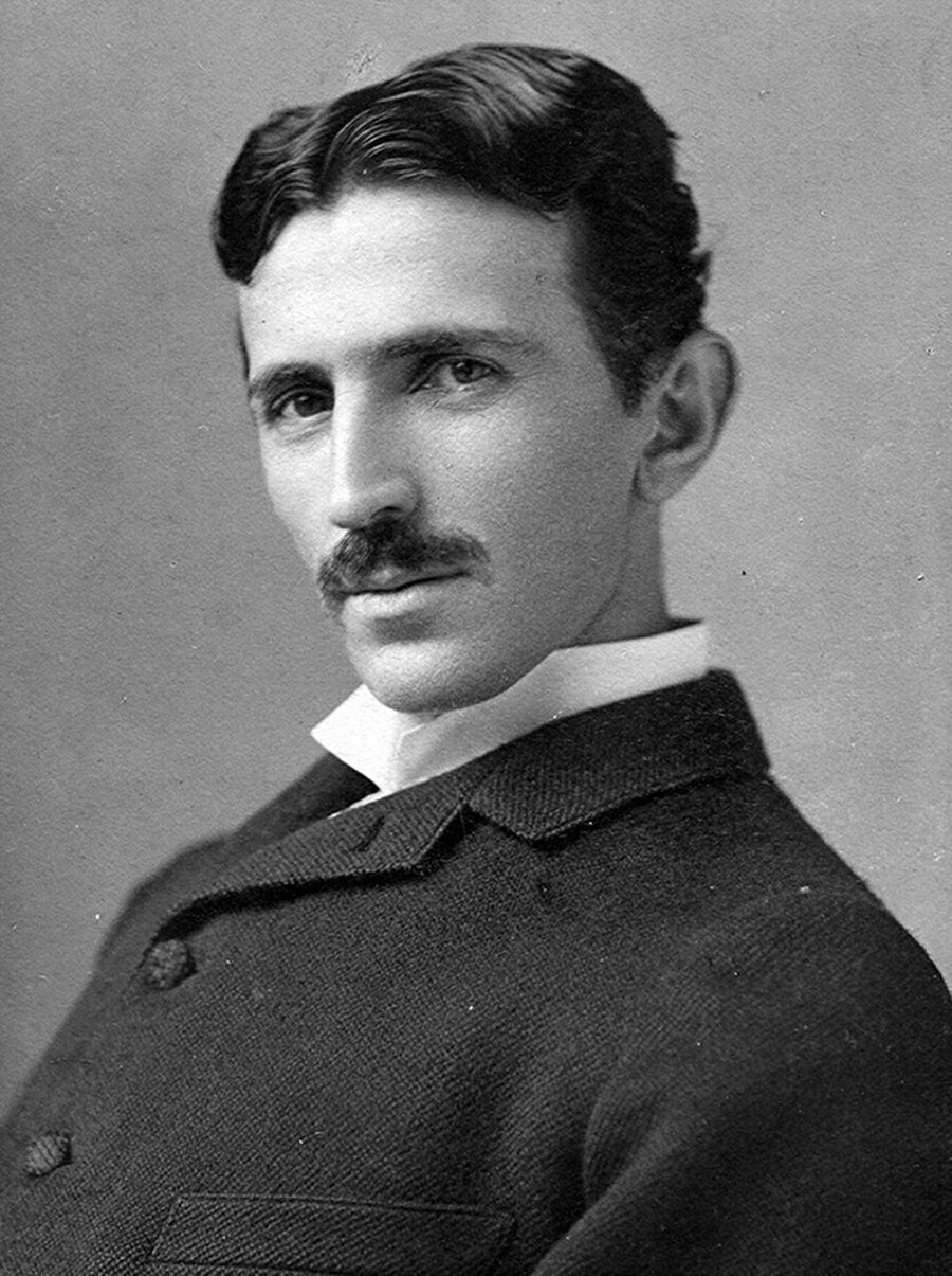 Nikola Tesla 
Sırp kökenli mucit Tesla, aynı zamanda ampulü de bulan kişidir. Edison'un öğrencisidir. Kablosuz elektrik üretiminin kanıtı olan Tesla bobinleri ise bilim dünyasında en önemli buluşlardan birisidir.