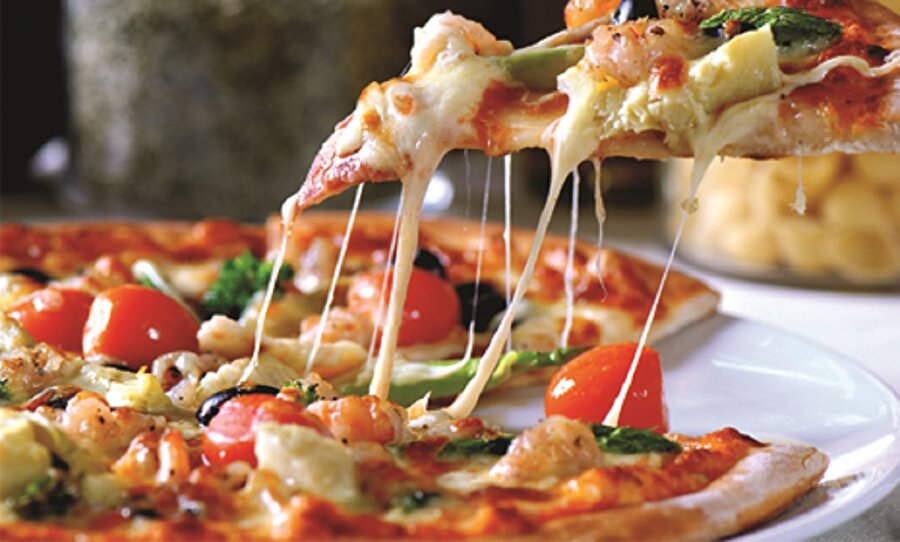                                      Yine İtalyan mutfağından devam edersek bir de kolay pizza yapımından bahsedelim.

                                    Çokça malzeme daha lezzetli olabilse de kişisel zevkin ön planda olduğu pizza seçimi için hamur yoğurma zahmetinden sizleri kurtarıyoruz. Marketlerde satılan vakumlu poşetteki ince lavaşlardan bir paket, tercihe göre mısır, mantar, çekirdeksiz zeytin, ton balığı, biber, salam, sucuk ve peynir çeşitleri gibi malzemeler istenilen boyutta mümkünse halkasal biçimde doğranır. 

Sonrasında aldığımız lavaşlardan bir tanesi alınır arasına eriyebilen peynir rendelenir. Üzerine tekrar lavaş konulur ve üstüne sulandırılmış salça karabiber kekik karışımı sürülür. Üzerine doğradığımız malzemeler konulup fırın, ocak, mikrodalga fırın fark etmeksizin harika bir pizza elde edilir.
                                