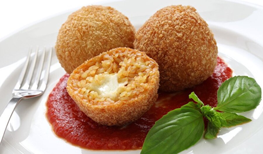 Arancini

                                    'Küçük portakal' anlamına gelen bu yemek, İtalyanların Araplarla tanışmasının ardından 10. yüzyılda ortaya çıkmıştır. Bu muhteşem pirinç topları, turistlerin fazlasıyla ilgisini çekiyor. 
                                