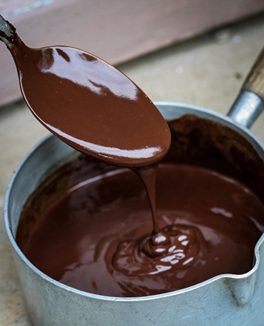 Çikolata sosunun kurumasını önlemek için çikolataya biraz tereyağı katın. Sosunuz hem lezzetli hem de yumuşak olur.

                                    
                                    
                                
                                