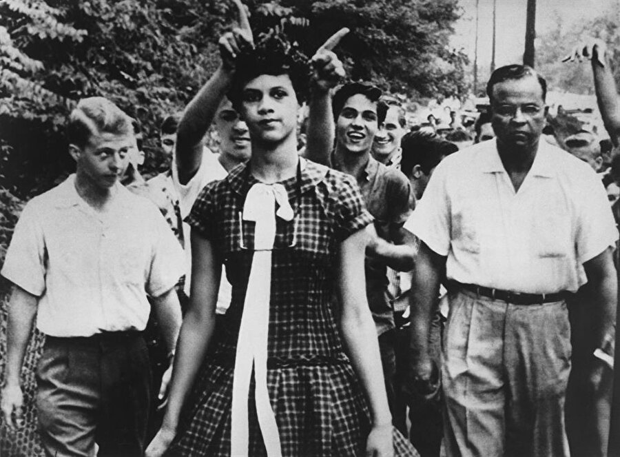 1957
Douglas Martin tarafından çekilen bu fotoğraf, ABD'de sadece beyaz öğrencilerin kayıtlı olduğu liseye ilk siyahi öğrenci olarak kayıt olan Dorothy Counts adlı kıza yapılan tacizleri bizlere gösteriyor. Aldığı tehditler yüzünden 4 gün sonra okuldan ayrılmak zorunda kalan Counts, aynı zamanda ailesiyle beraber yaşadığı eyaleti de terk etmek zorunda kalmıştır.