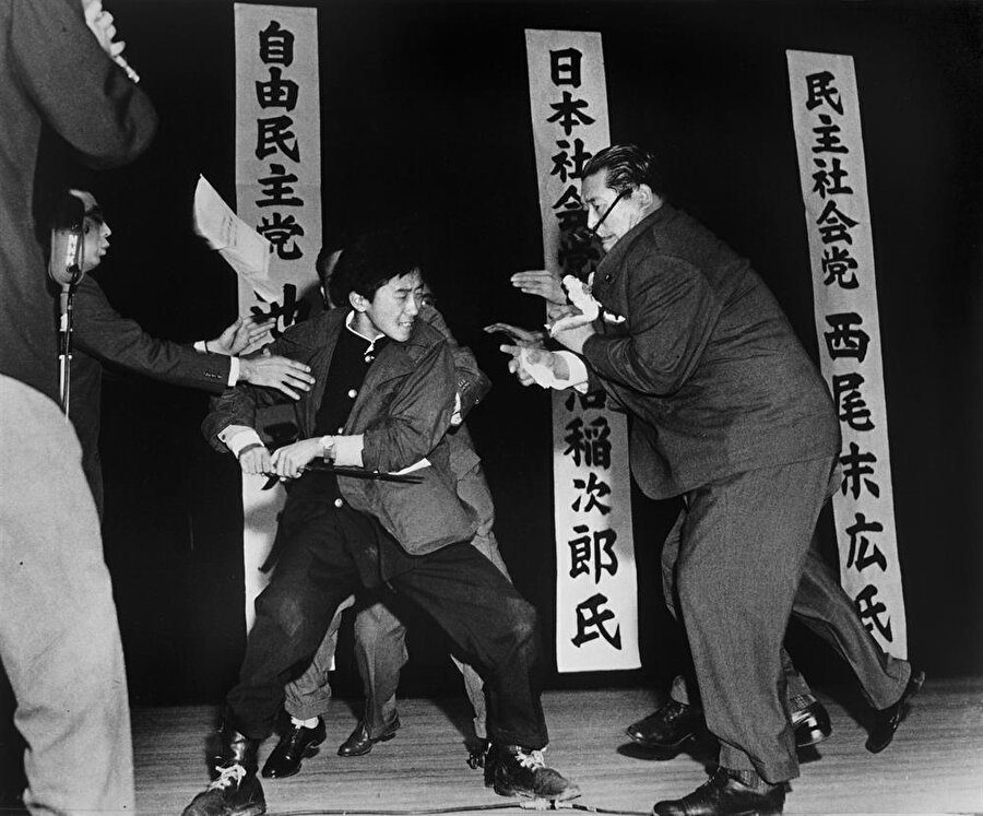 1960
Yasushi Nagao isimli fotoğrafçı Japon politikacının geleneksel samuray kılıcı ile suikaste uğrayıp yaşamını yitirmeden saniyeler önce kamerasının deklanşörüne basmıştı.