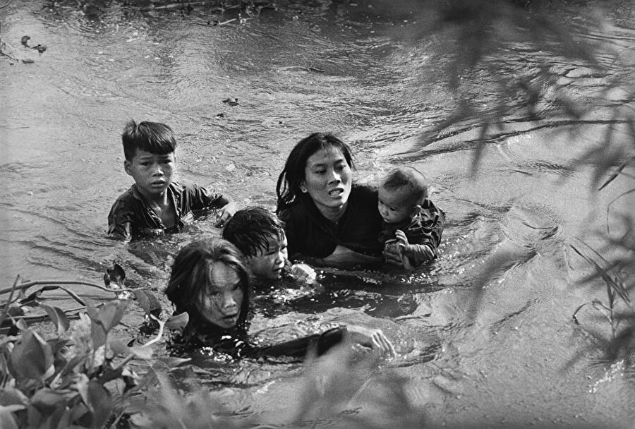 1965
Kyoichi Sawada'nın çektiği bu fotoğraf, dünyada Vietnam Savaşı karşıtı kamuoyu oluşturmada büyük rol oynamıştır. Bu fotoğraf ABD'nin bombardıman uçaklarından kaçmaya çalışan bir ailenin ölüm korkusunu çarpıcı bir biçimde kamuoyuna sunmuştur.