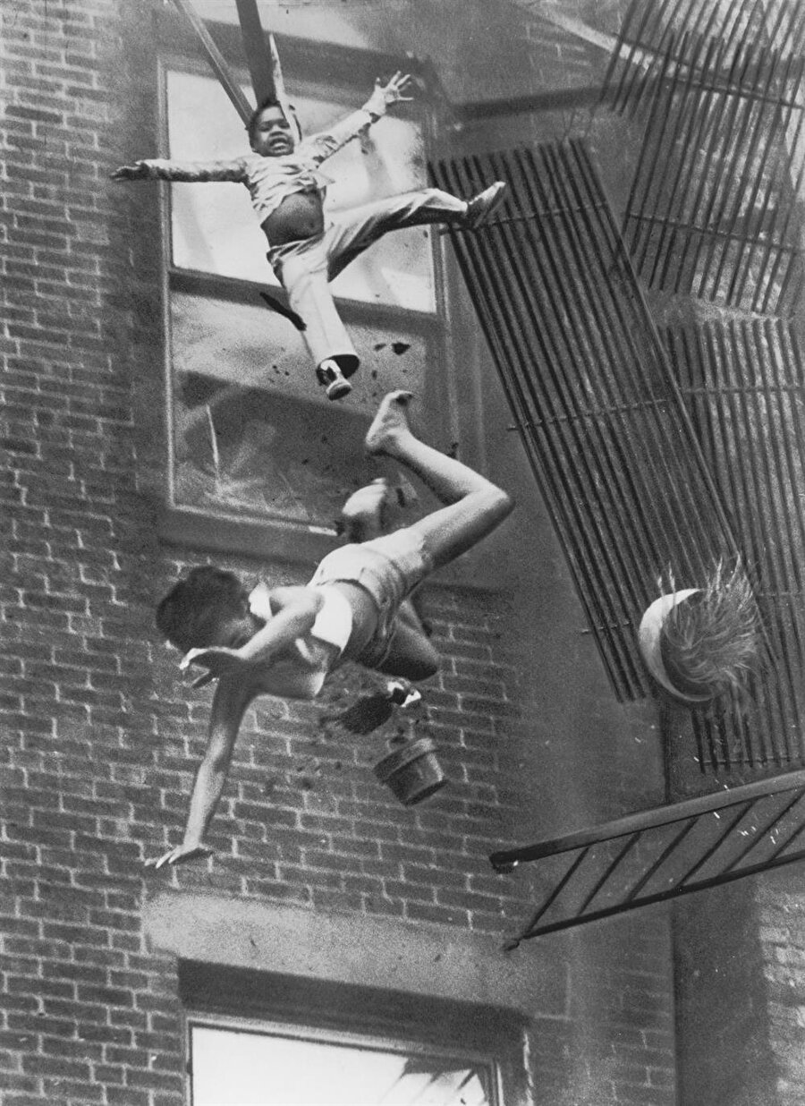 1975
ABD'de bir binada çıkan yangında itfaiyecilerin kurtarmayı kıl payı kaçırdığı 19 ve 2 yaşındaki iki çocuğun düşüş anını fotoğraflayan Stanley Forman, World Press Photo'nun sahibi oldu.