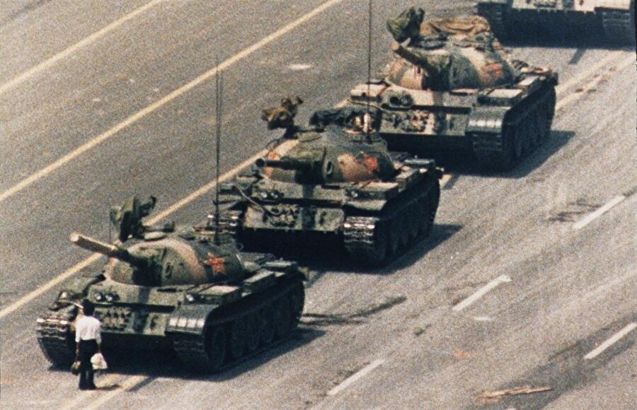1989
ABD'li fotoğrafçı Charlie Cole'un çektiği, Çin'de çıkan olaylara müdahale etmek isteyen tankların önünde tek başına duran bu kişinin fotoğrafı tüm dünyada sembol haline geldi. Tankın önünde duran kişinin kimliği ve olaydan sonra bu kişiye ne olduğu gibi sorular hala gizemini korumakta. 