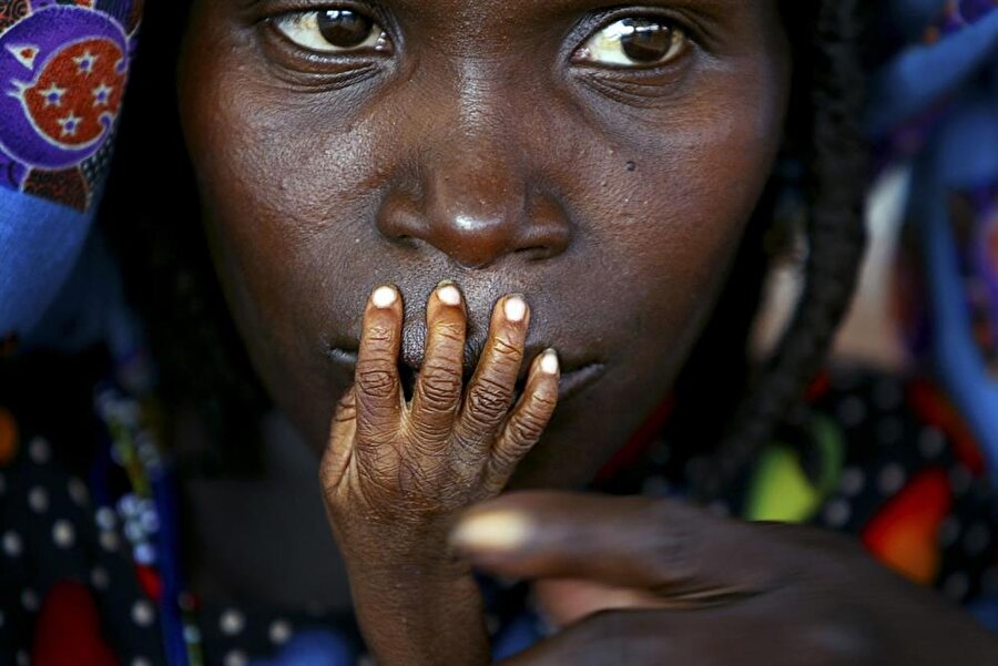 2005
Kanadalı fotoğrafçı Finbarr O'Reilly, Nijer'de bir acil yardım merkezinde çektiği bu fotoğrafla yılın ödülünü almaya hak kazandı.