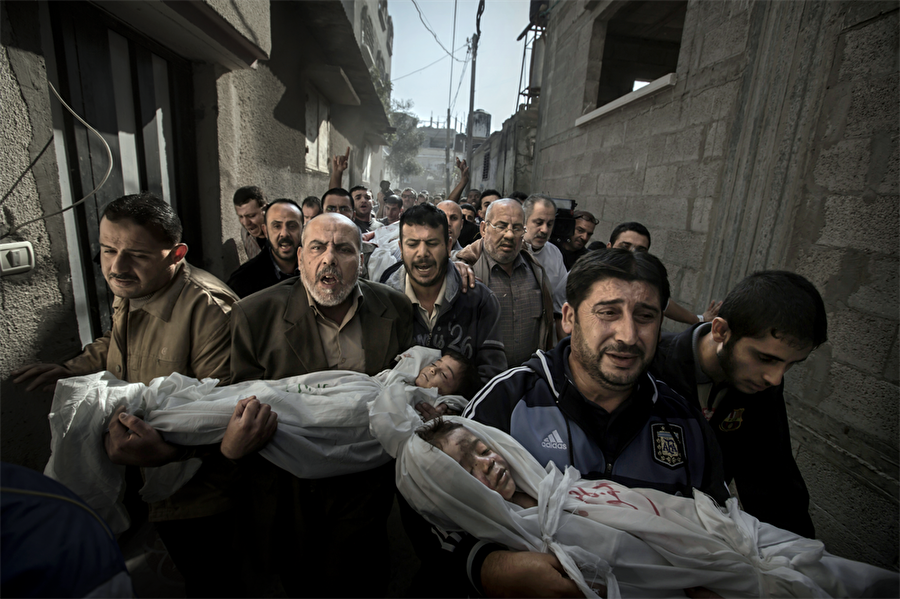 2012
İsveçli fotoğrafçı Paul Hansen İsrail'in Gazze'ye yaptığı hava saldırısı sonucunda ölen 2 bebeğin cenazesinde çektiği bu kare uzun süre gündemden düşmemişti. 