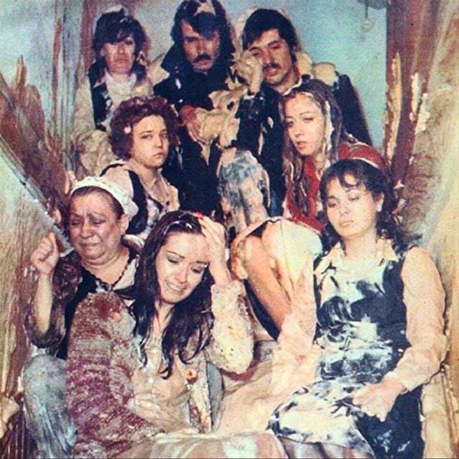 Gülen Gözler 

                                    
                                    
                                    
                                    
                                    
                                    1977 yapımı filmde 5 tane kızı olan Nezaket Hanım'ın kızlarını evlendirme sürecinde başlarına gelen olayları anlatıyor.
                                
                                
                                
                                
                                
                                