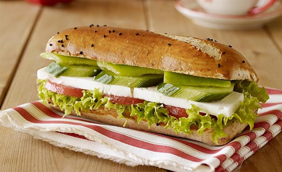 Sandviç
Marketten ya da fırından aldığınız sandviç ekmeklerinin içini; domates, peynir, yeşillikler koyarak hazırlayabilirsiniz. İstediğiniz malzemeleri de sandviç yapımında sandviç ekmeğinizin arasında yer ayırabilirsiniz.