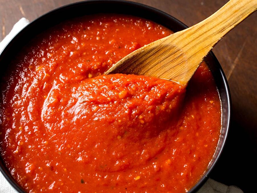 Napoliten sosun kıvamlı olması için çok kısık ateşte sabırla pişirilmesi gerekir.

                                    
                                    
                                
                                
