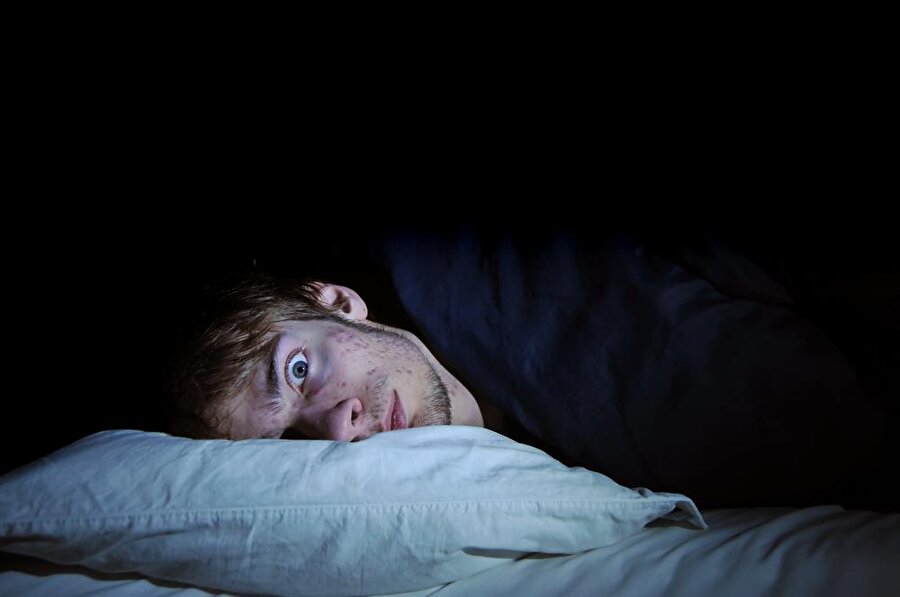 Az uyumak

                                    
                                    Yoğun iş/okul temponuzdan dolayı uykunuzdan feragat edip başka işlerle uğraşıyorsanız yandınız. Çünkü az uyumak metabolizmayı yavaşlatacağı için sizin daha aç hissetmenize de yol açar. Sizin gün içinde yorgun hissetmenize, bu yüzden de daha az hareket etmenize neden olur. En az 8 saat uyumanız gerekiyor.
                                
                                