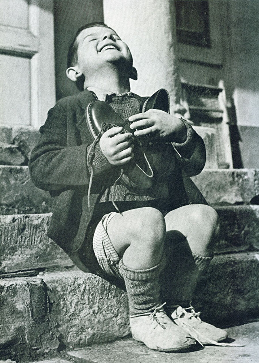 2. Dünya Savaşı sırasında yeni ayakkabısına kavuşan Avusturyalı çocuk

                                    
                                    
                                
                                