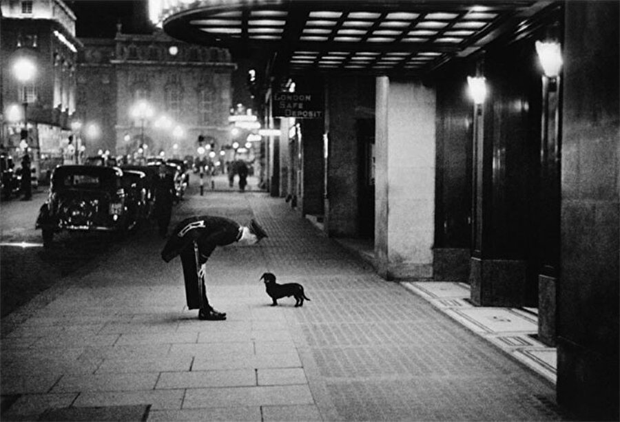 Londra'da küçük köpekle sohbet eden otel görevlisi (1938)

                                    
                                    
                                
                                