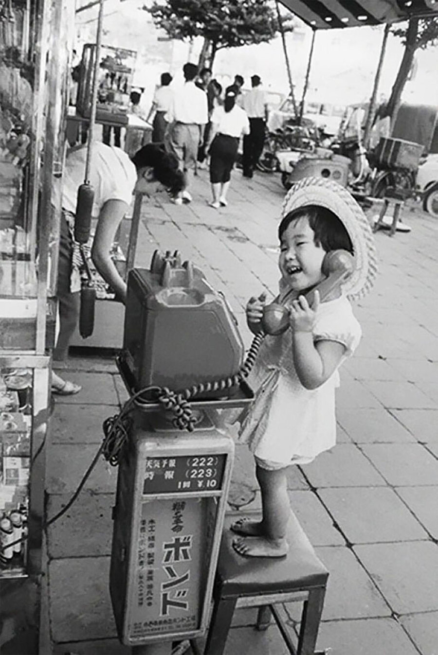 Telefonla konuşur gibi yaparak eğlenen küçük Japon kız

                                    
                                    
                                
                                