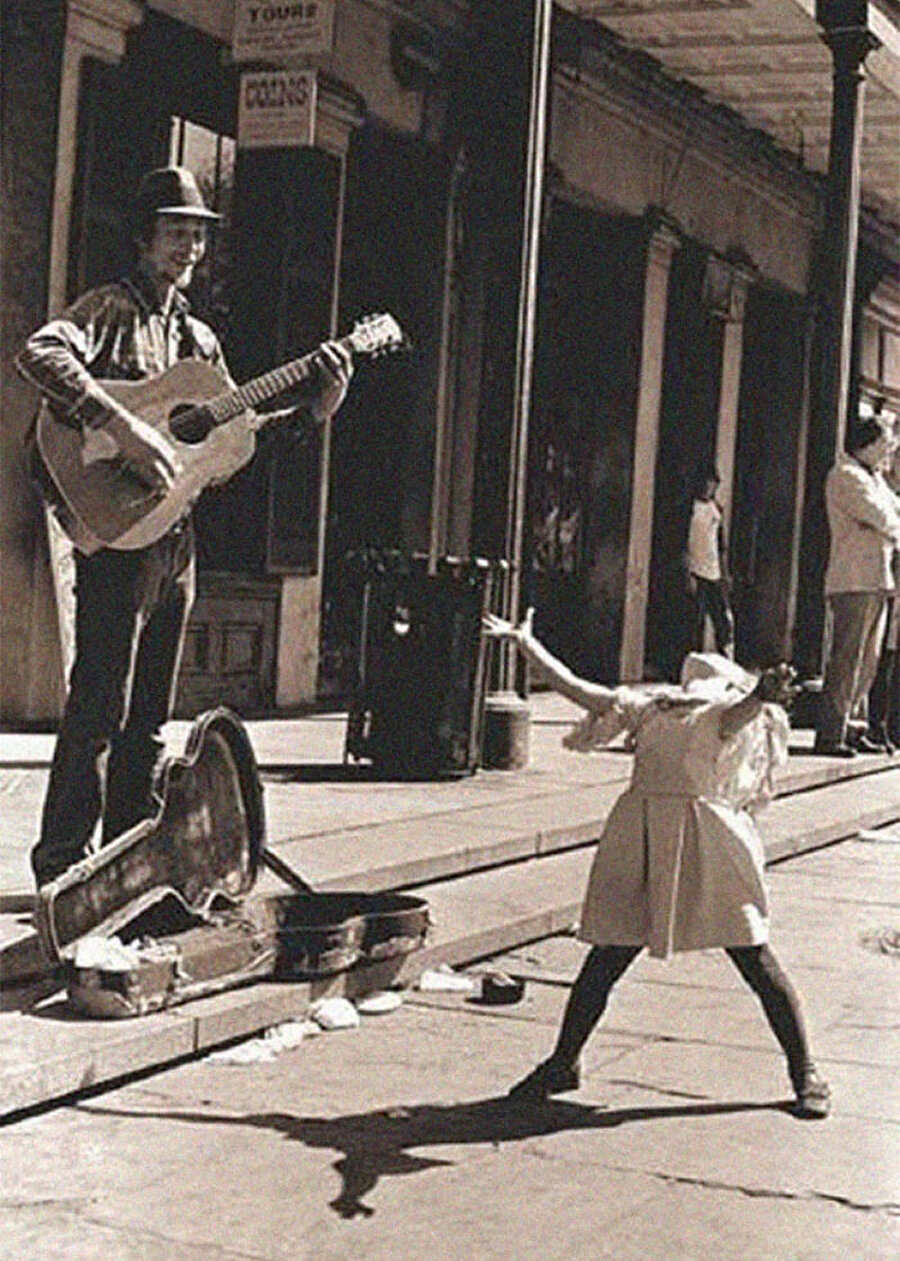 Sokak müzisyeni ve kendi müziğe bırakmış küçük kız

                                    
                                    
                                
                                