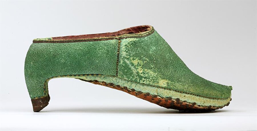 Yalnızca erkekler giyiyordu
Ancak ilk zamanlarda topuklu ayakkabılar erkekler tarafından kullanılıyordu.