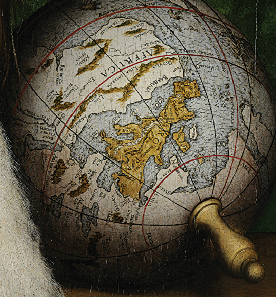 Kürelerin gizemi
Üzerine dünya haritası işlenmiş 2 küreden alt raftakinin tam da aritmetik kitabının arkasına yerleştirilmesi, ticaret ve finansın dünyaya yayılmasını ifade eder. Ayrıca küreye “Europa” diye yazılması, daha 16. yüzyıldan itibaren Avrupa'nın ortak bir kimliğe sahip olduğunu iddia eder. Küreler sayesinde Holbein'ın coğrafi keşifl eri takip ettiğini de öğreniriz.