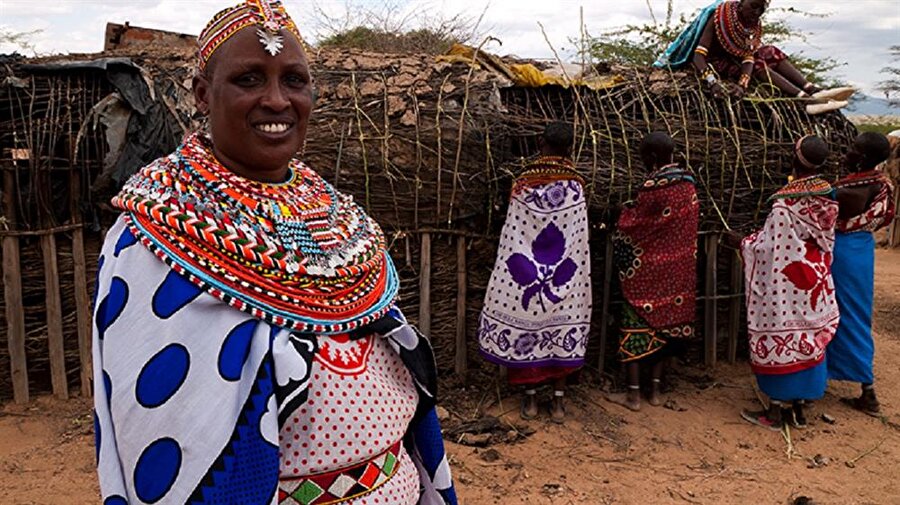    Umoja

                                    Kenya'da yalnızca kadınların yaşadığı bir köy burası. Memleketlerinde gördükleri cinsel şiddetten kaçan kadınların yaşadığı tek cinsiyetli bir köy olmasıyla da dikkat çekiyor. 1990 yılında ingiliz askerlerin tecavüz ettiği 15 kadın tarafından kurulmuş ve günümüzde küçük yaşta evlilik, female genital mutilation dedikleri kadın sünneti, aile içi şiddet ve tecavüz gibi her tür şiddete maruz kalan kadınlar için bir sığınma köyüne dönüşmüş…

 Rebecca Lolosili bu köyün kurucusu olan kadın. Bir çeteden yediği dayağın ardından hastaneye düştüğünde böyle bir köy kurma fikri aklına gelmiş. 


Köyde şu anda 47 kadın ve 200 çocuk yaşıyor ve oldukça sade bir hayat sürüyor olsalar da yiyecek, kıyafet ve barınma ihtiyaçlarını karşılayacak kadar bir gelirleri oluyor. Gelen turistlerden köye giriş parası kesiyorlar ve yaptıkları takıları satıyorlar. Kadın dayanışmasının kanlı canlı örneklerinden biri olan bu köy birçok kadının hayatını gerçek anlamda kurtarmış. On bir yaşında inek karşılığı zorla evlendirilip ertesi gün evden kaçan kız çocuğundan tutun da yediği dayaklardan bıkıp usanan kadınlara kadar şiddetin her türlü örneğini bulmak mümkün. Kadın olmak dünyanın her yerinde sahiden zor…
                                