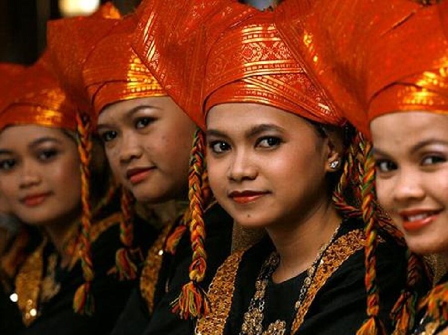  Minangkabau
Müslüman olmalarıyla dikkat çeken bu toplum aynı zamanda nüfusuyla da dikkat çekiyor. Endonezya'nın Batı Sumatra Adası'nda yaşayan 4,5 milyon nüfuslu toplum. 

Evlerin kadınlara ait olduğu, soyun anneden ilerlediği, erkeğin evlendikten sonra karısının ailesinin evinde yaşadığı bir toplum.