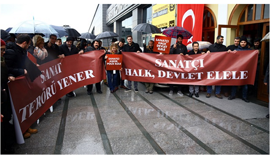 Ortak bir bildiri okuyan sanatçılar ve onlara katılan vatandaşlar: "Sanatçı, Asker, Polis El Ele", "Sanat Terörü Yener", "Sanatçı, Halk, Devlet El Ele" mesajlarını verdi.

                                    
                                    
                                    
                                
                                
                                